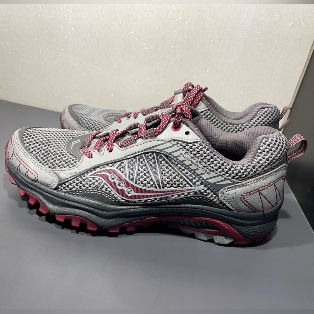 Women’s Saucony Excursion TR 9 Size 6 Running Shoe Gray Maroon